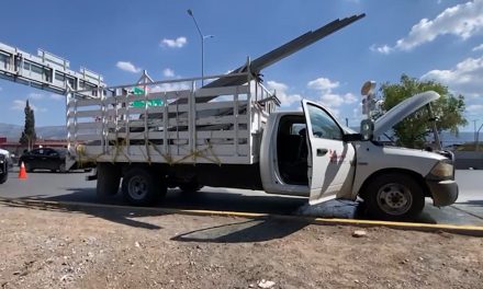 Se incendia vehículo en el bulevar Fundadores en Saltillo