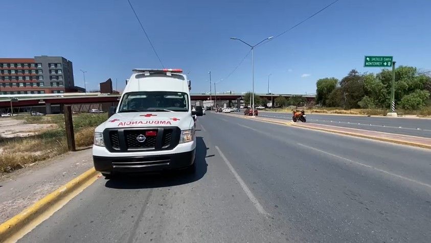 Vehículo embiste a motociclista y huye en Saltillo