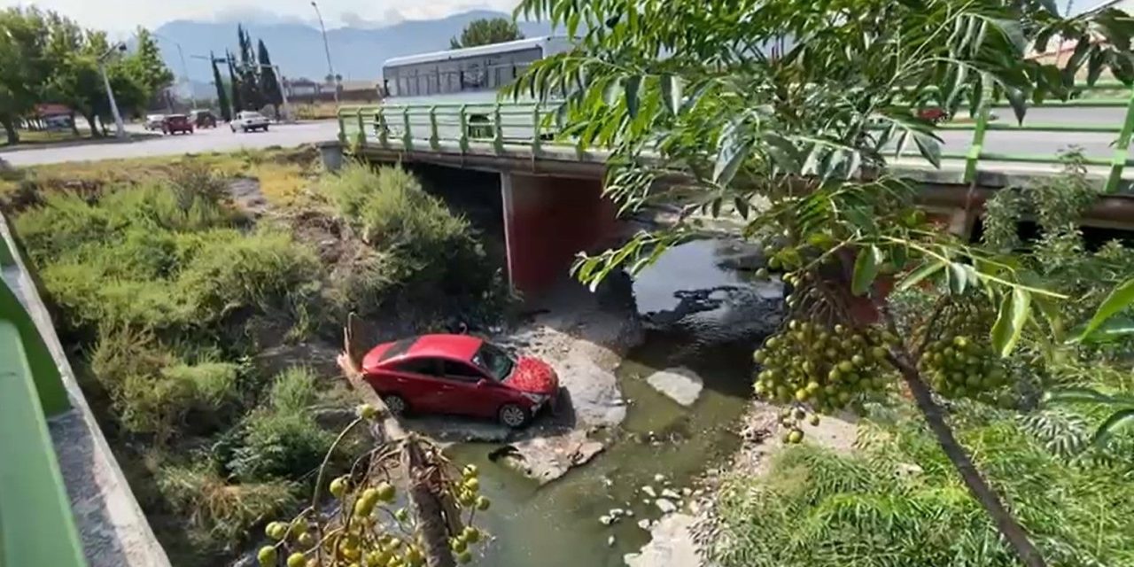 Saltillo: Localizan auto abandonado al interior de un arroyo