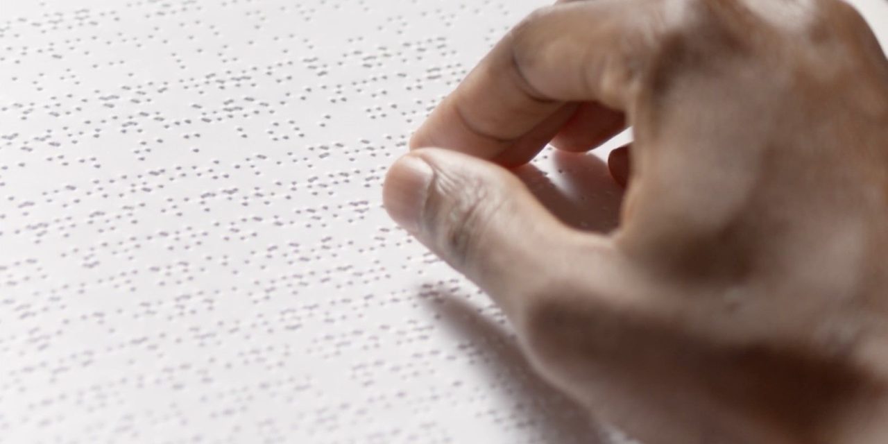 Imprimen en braille requisitos en trámites de control vehicular en Coahuila