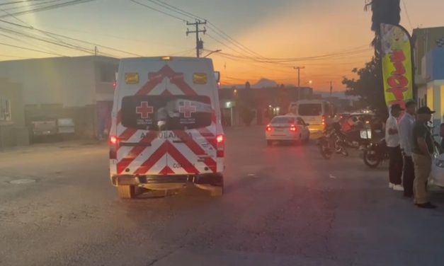 Motociclista fue embestido por camioneta en Saltillo y el culpable intenta escapar