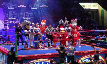 Mascotas de la NFL dan exhibición de lucha libre en México