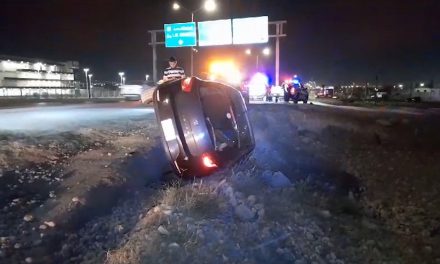 Saltillo: Mala maniobra lo deja volcado; no supo esquivar un pozo