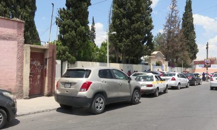Regresó la mala cultura vial a las afueras de escuelas de Saltillo