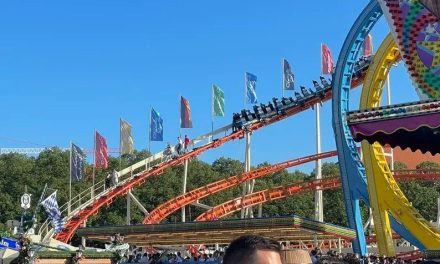 Chocan dos vagones en una montaña rusa durante el Oktoberfest en Alemania