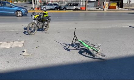Motociclista embiste a ciclista y lo manda al hospital en Saltillo