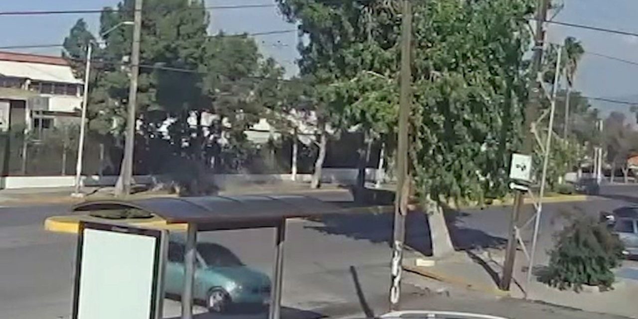 Pareja sufre grave accidente cuando viajaban en moto sobre el bulevar Coss en Saltillo