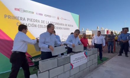 Miguel Riquelme pone primera piedra de nueva escuela al sur de Saltillo