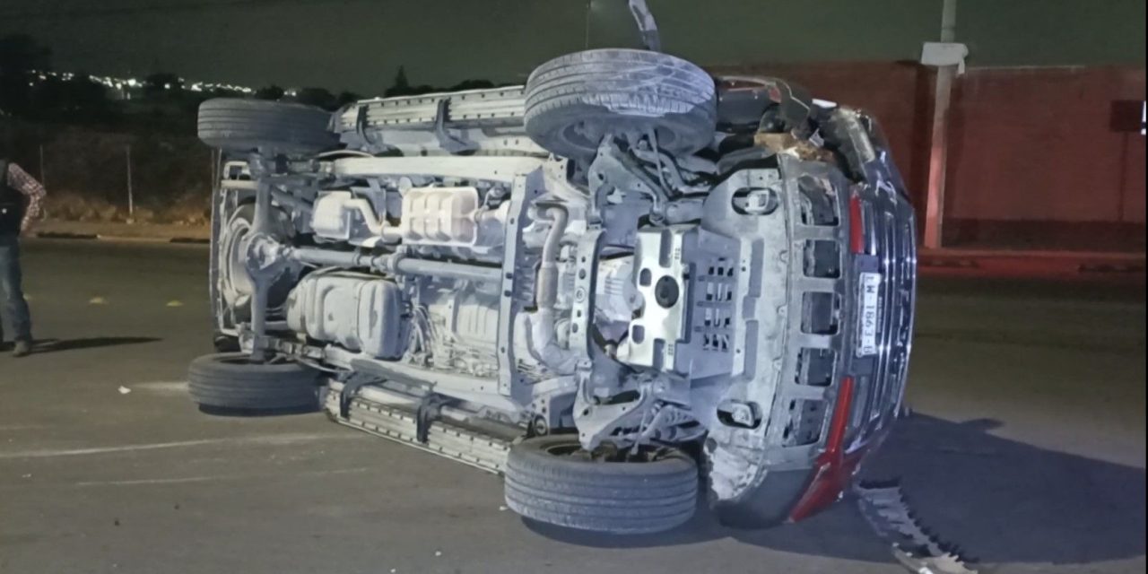 Saltillo: Pierde el control en una curva y terminó sufriendo volcadura