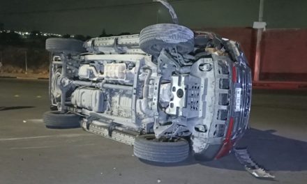 Saltillo: Pierde el control en una curva y terminó sufriendo volcadura