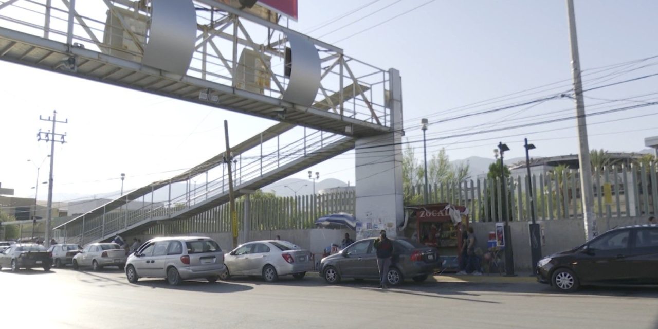 Puestos de comida impiden uso de puente peatonal en el Hospital General del ISSSTE