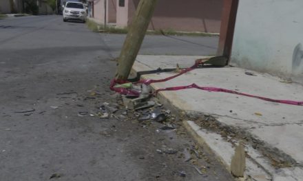 En riesgo peatones y automovilistas debido a un poste a punto de caer en calles de Arteaga