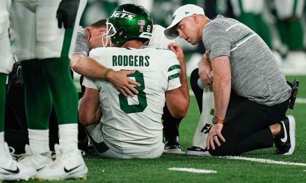 Aaron Rodgers se pierde el resto de la temporada luego de que se rompiera el tendón de Aquiles