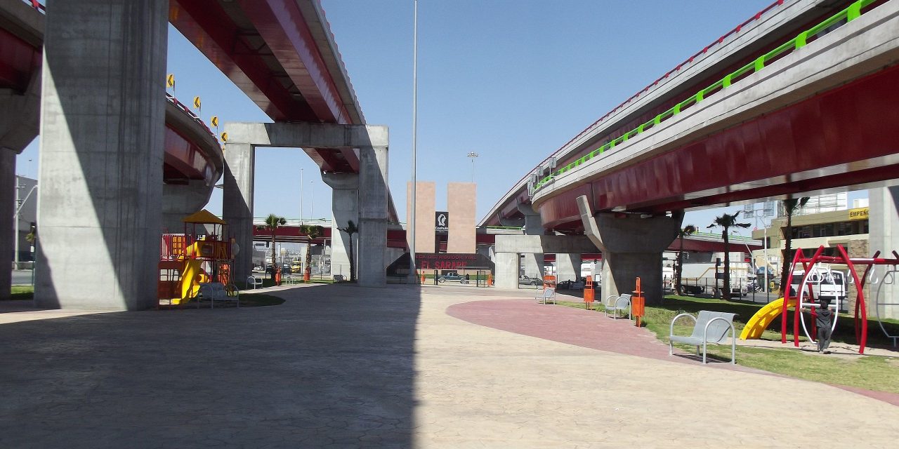 Equipo de CFE en periférico ocasiona accidentes en Distribuidor Vial El Sarape