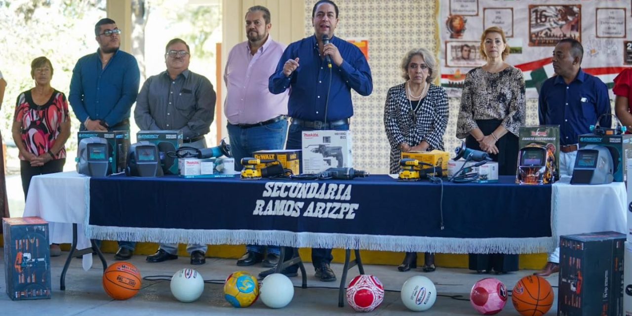 Entrega Chema Morales apoyos a secundaria