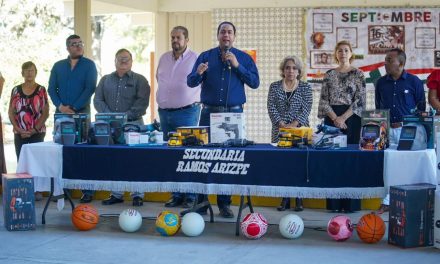 Entrega Chema Morales apoyos a secundaria