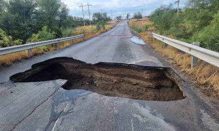 Socavón en carretera de Zuazua, Nuevo León, deja a vecinos aislados