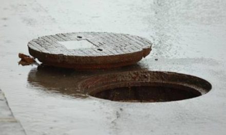 Vecinos solicitan la tapa de una coladera en la Colonia Guayulera