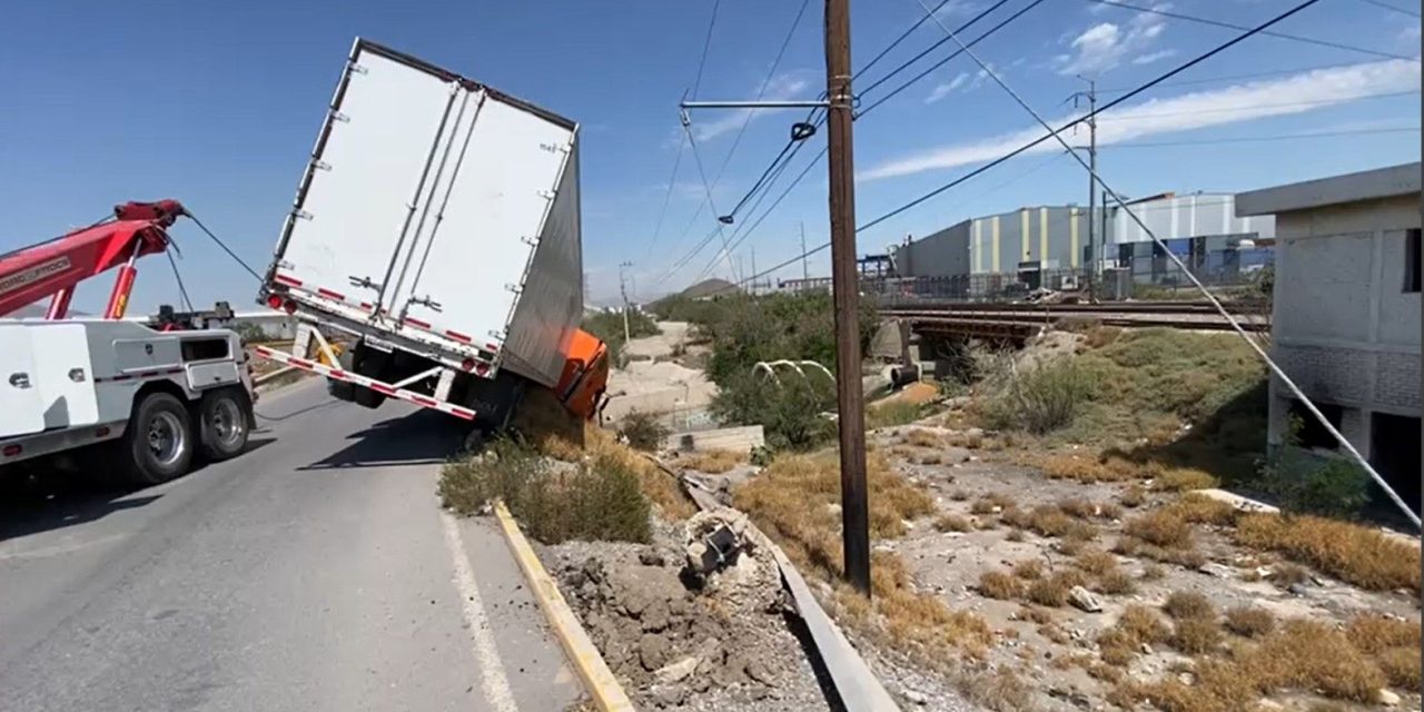 Saltillo: Tractocamión casi cae a un arroyo; tomó una curva a exceso de velocidad