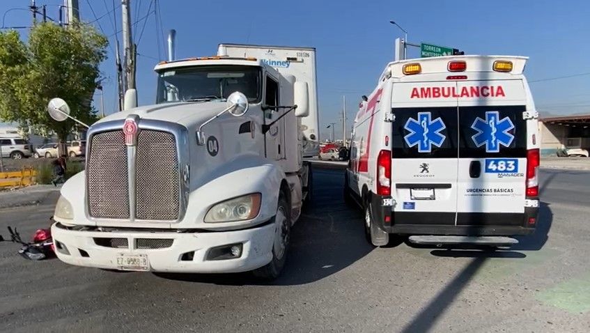 Motociclista es arrollado por un tráiler en Ramos Arizpe