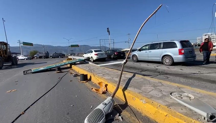 Trailero causa destrozos y huye en el bulevar Colosio