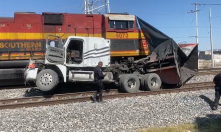 Tráiler intenta ganarle el paso a la ‘Bestia’ y es embestido en Ramos Arizpe