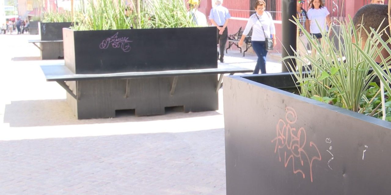Vandalizan bancas de Paseo Capital en Saltillo