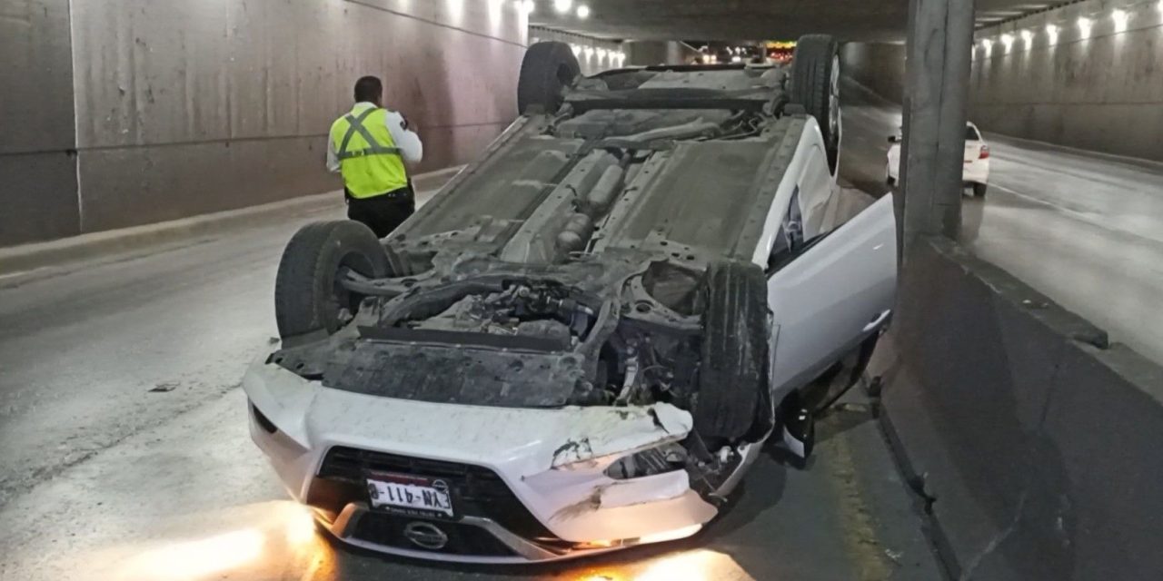 Conductor intentó contestar su celular y terminó volcado en Saltillo