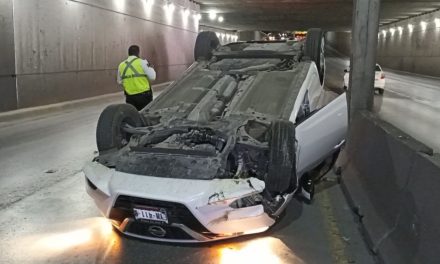 Conductor intentó contestar su celular y terminó volcado en Saltillo