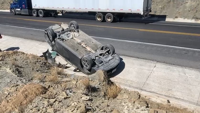 Ramos Arizpe: Vuelca auto sobre libramiento Norponiente
