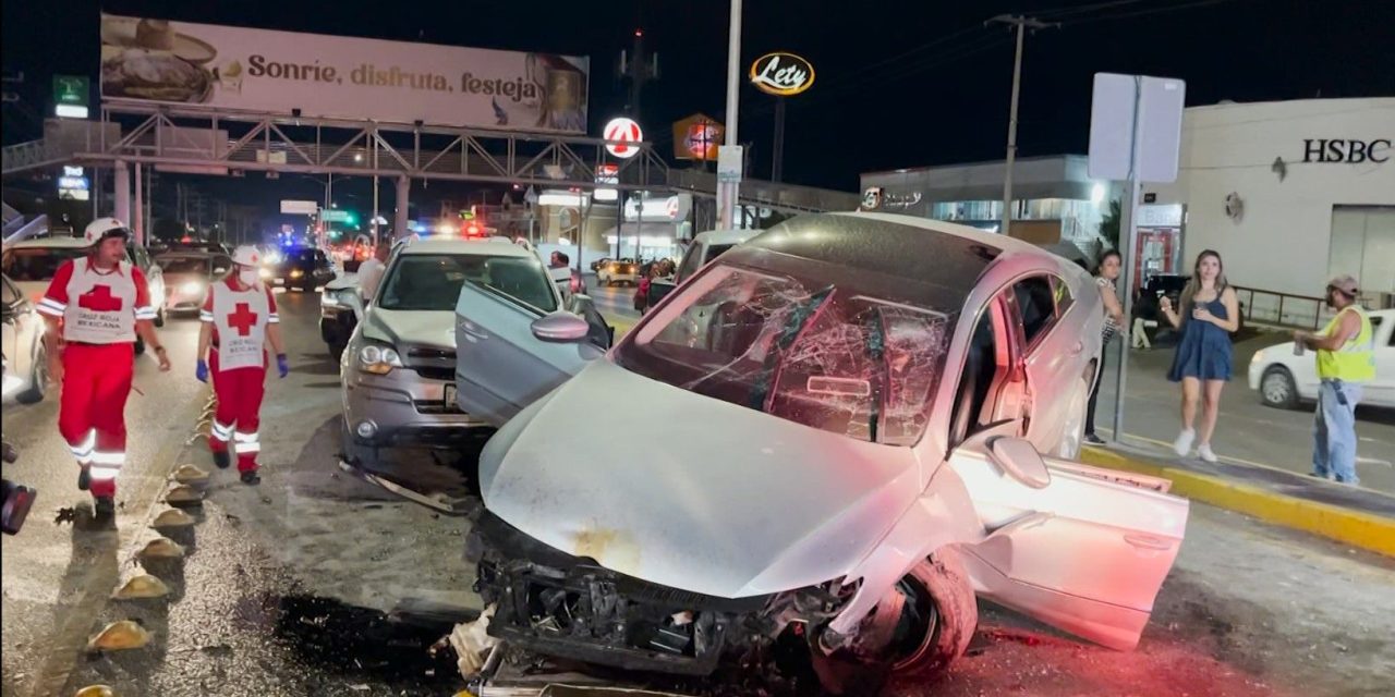 Carro vuela y cae sobre camionetas en Saltillo