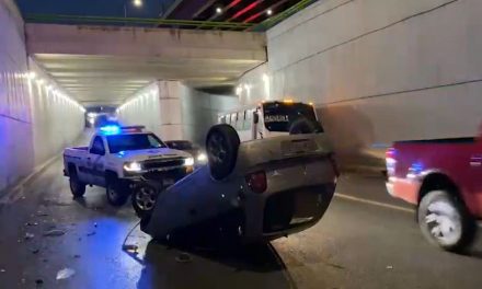 Saltillo: Auto vuelca por el impulso desmedido al tomar una curva sobre el Periférico