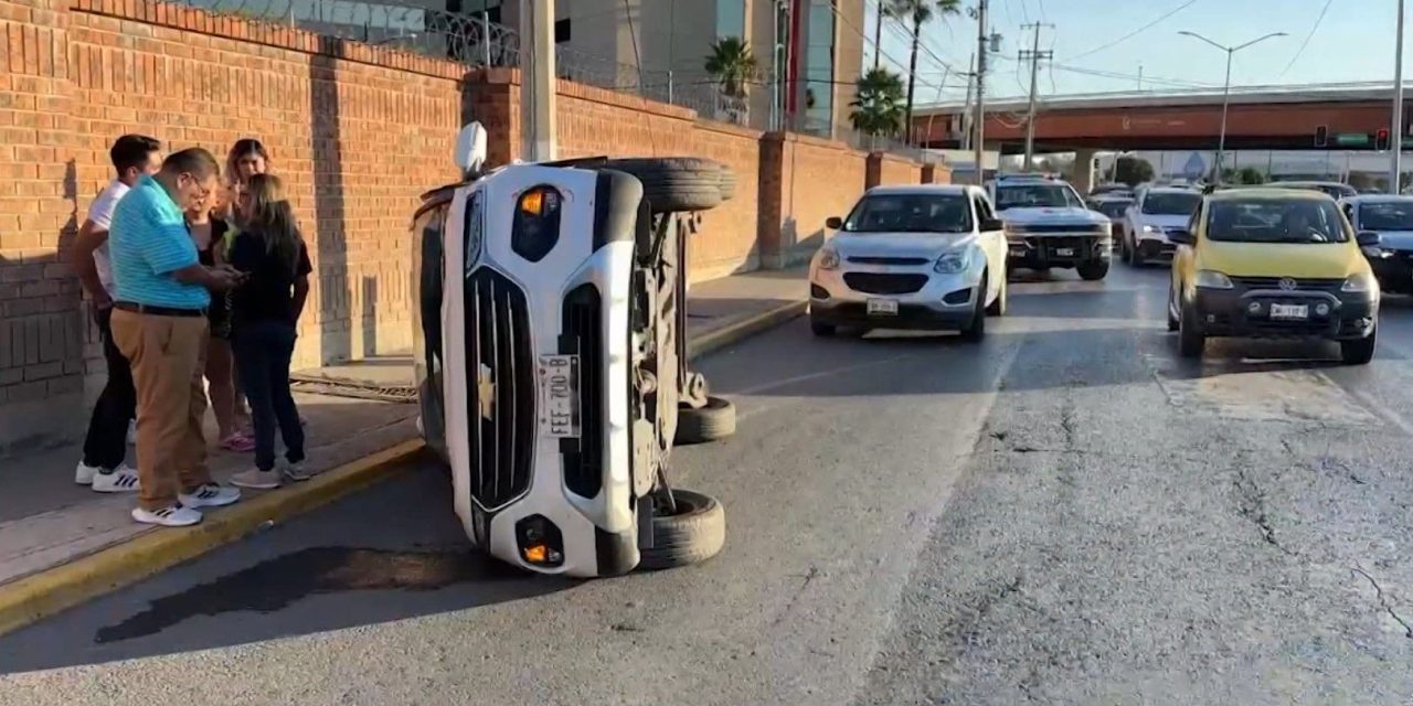 Jovencito vuelca su camioneta al norte de Saltillo