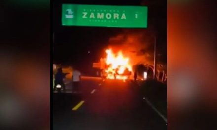 Autos incendiados obstruyen vialidades en Zamora e Ixtlán, Michoacán