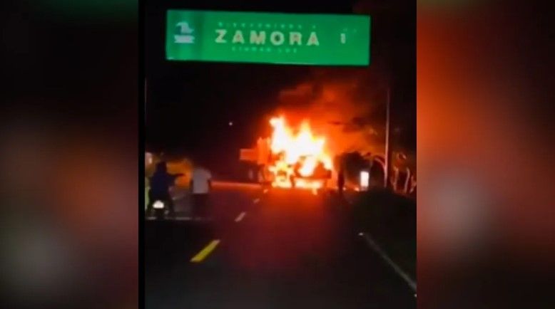 Autos incendiados obstruyen vialidades en Zamora e Ixtlán, Michoacán