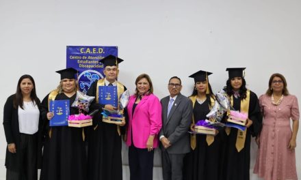 Amadrina Diana Haro a primera generación del CAED