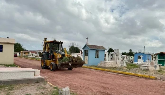 Limpian panteones de Monclova