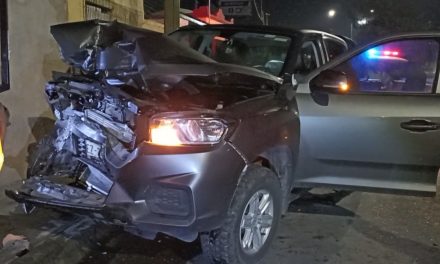 Saltillo: Dormita y choca camioneta estacionada