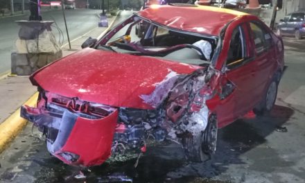 Ebrio vuelca tras chocar con semáforo en Ramos Arizpe
