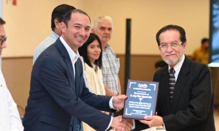 Reconocen a médicos por su trayectoria profesional en Acuña