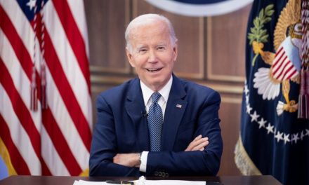 Índice de desaprobación de Biden alcanza el 56%