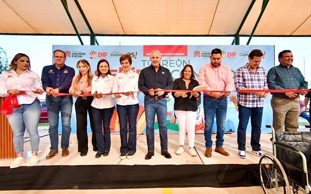 Alcalde de Torreón  inaugura techumbre y lleva brigada a la colonia Monterreal