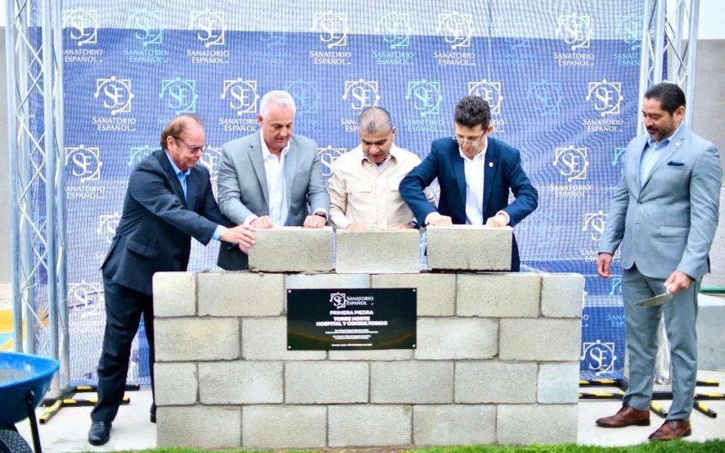 Colocan primera piedra de nuevo hospital en Torreón