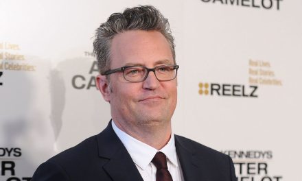 Hallan sin vida a Matthew Perry, quien interpretó a ‘Chandler’ en ‘Friends’