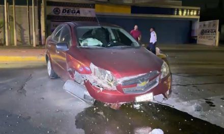 Conductor deja su auto abandonado tras destrozar su vehículo en Saltillo