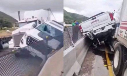 Trailero choca con presuntos ladrones y los aplasta en el muro de contención sobre carretera