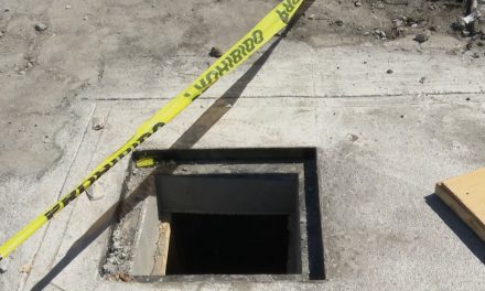 Vecinos de la colonia Guayulera advierten de alcantarilla abierta