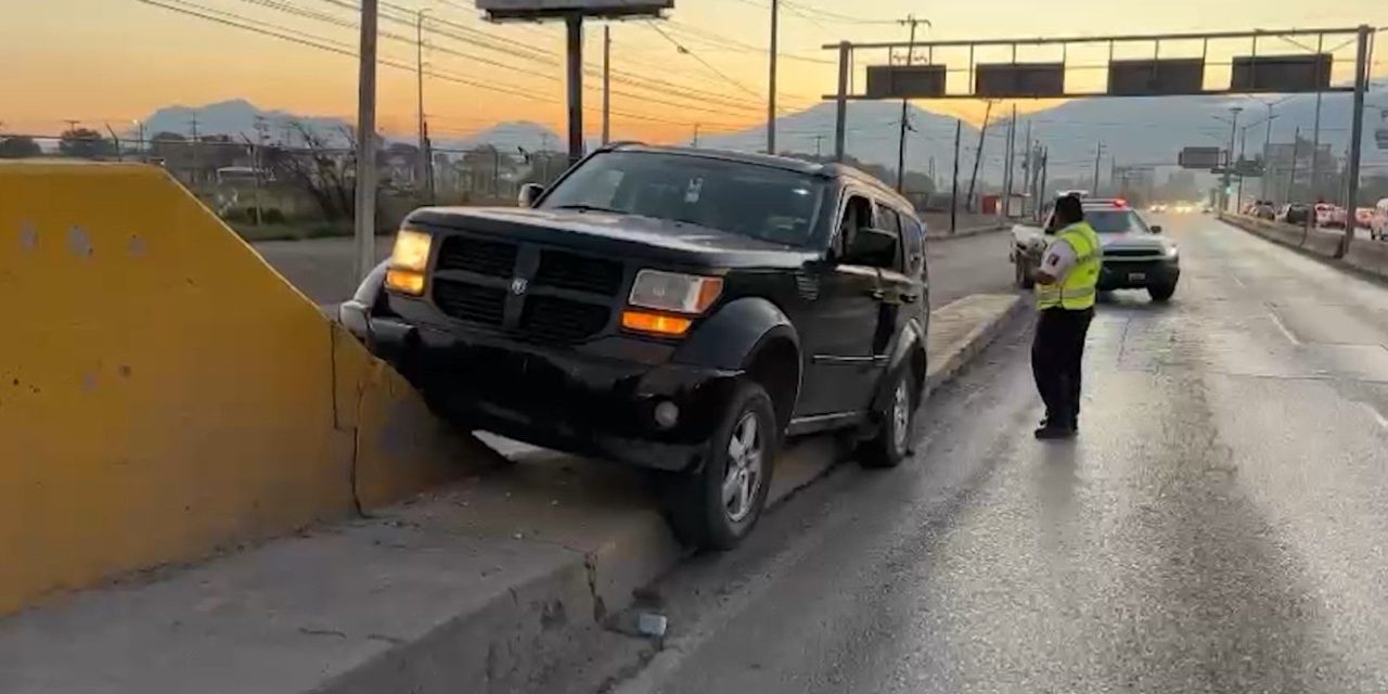 Amanecido conductor se queda atorado en un puente de Saltillo