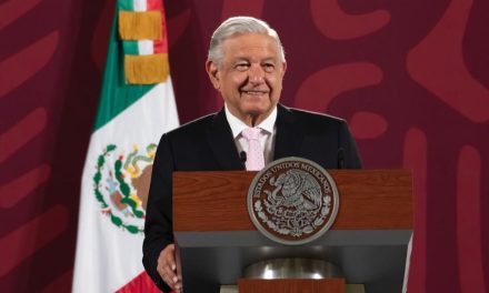 ‘Nada más falta Coahuila’; AMLO celebra que Ministros desecharan controversia para frenar libros de texto