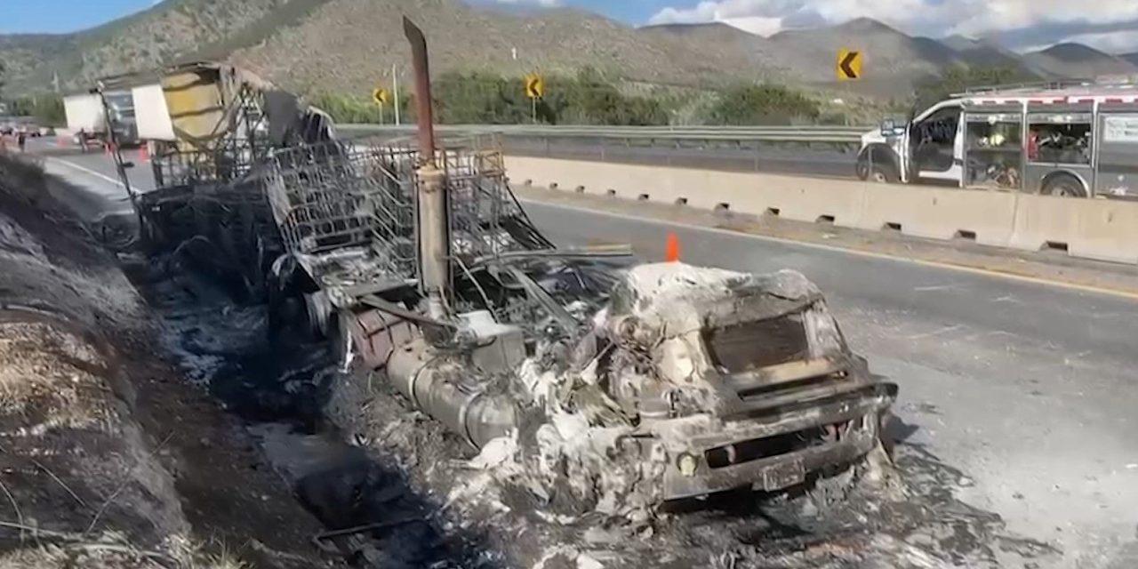 Arde tráiler en la carretera 57